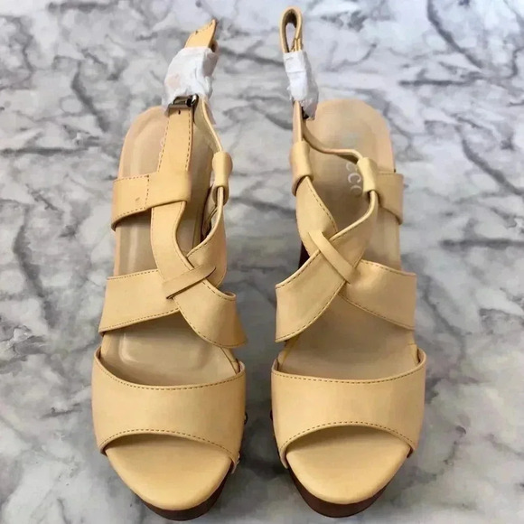 NWT Bucco Erikine Cream Faux Leather Strappy Heels Sandals Women's Size 8 9.5 - Picture 2 of 7